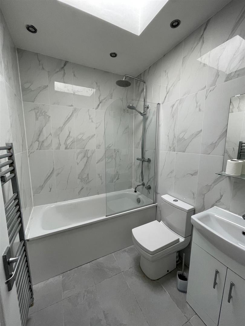 2 bed property in Regents Park Road, London